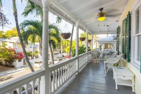 Curry House - Pool, King Bed & Balcony! Room 7 Key West Kültér fotó
