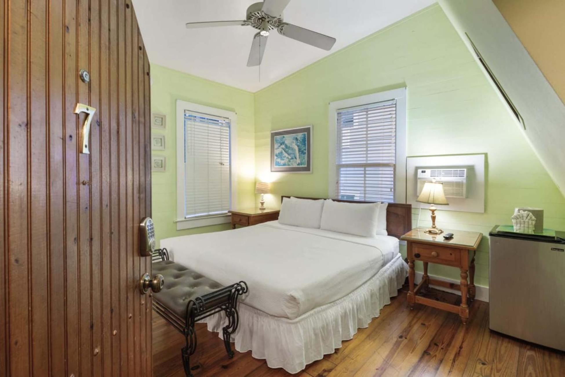 Curry House - Pool, King Bed & Balcony! Room 7 Key West Kültér fotó